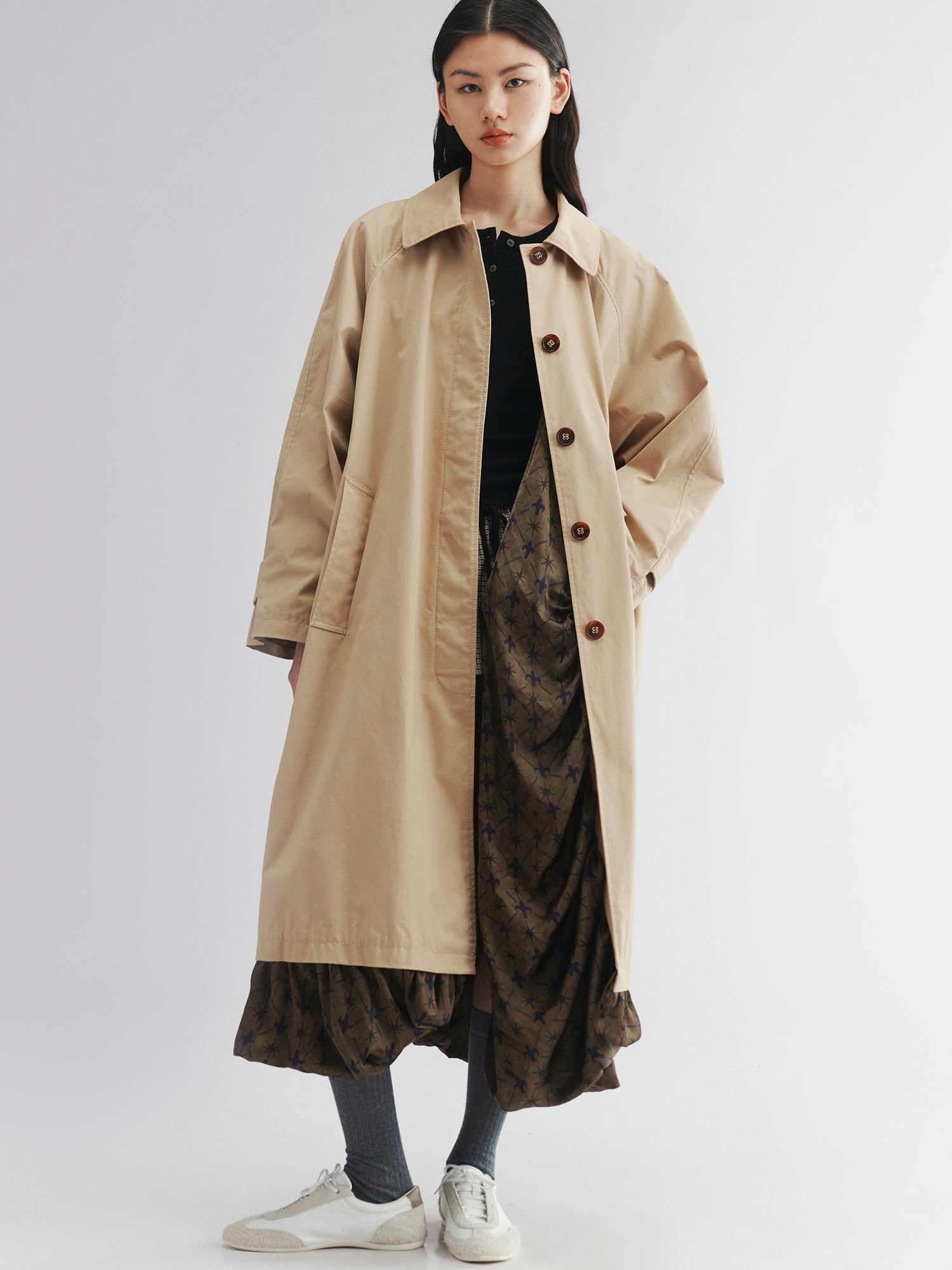 Exposed-lining balmacaan trench coat