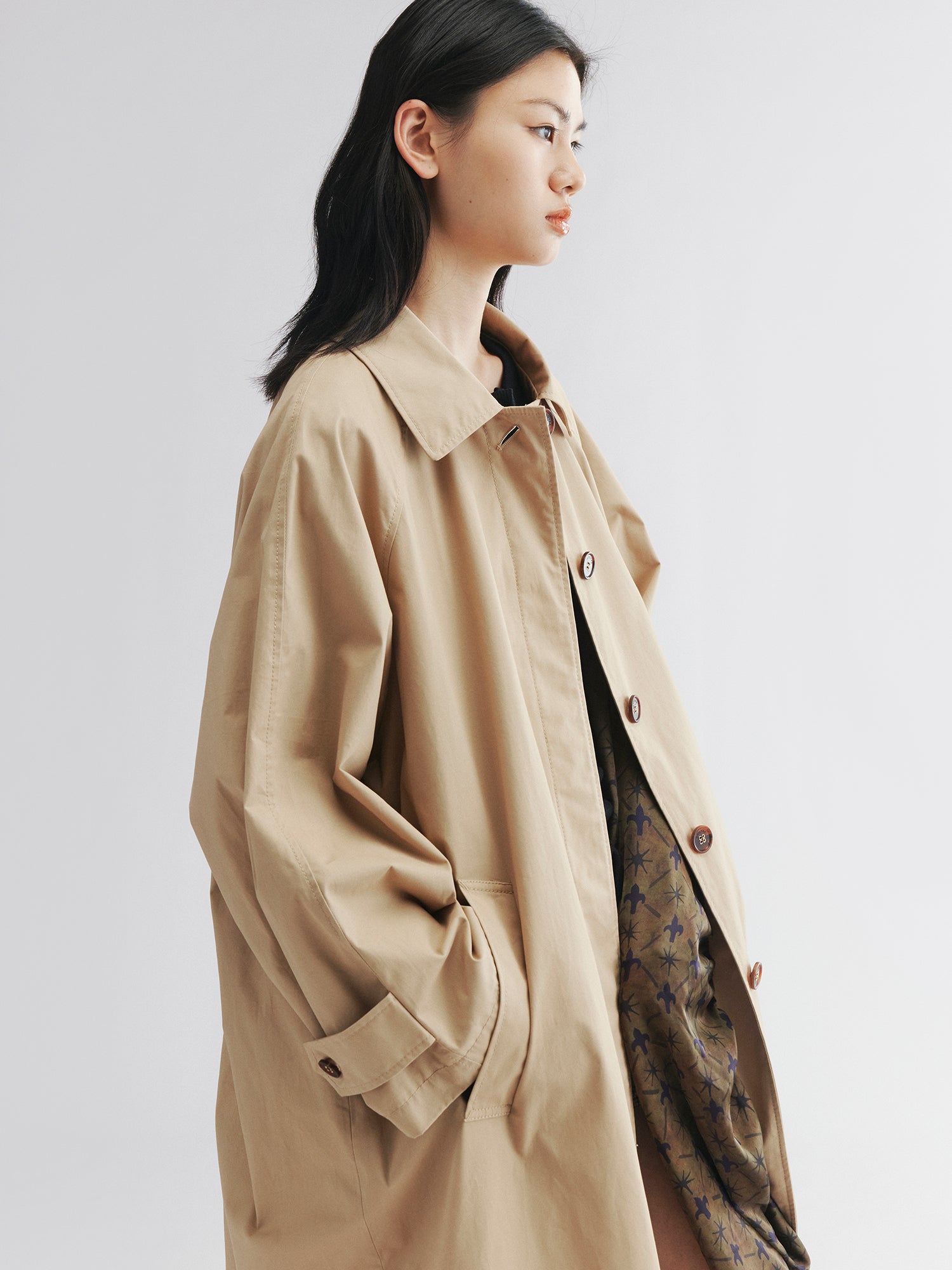 Exposed-lining balmacaan trench coat