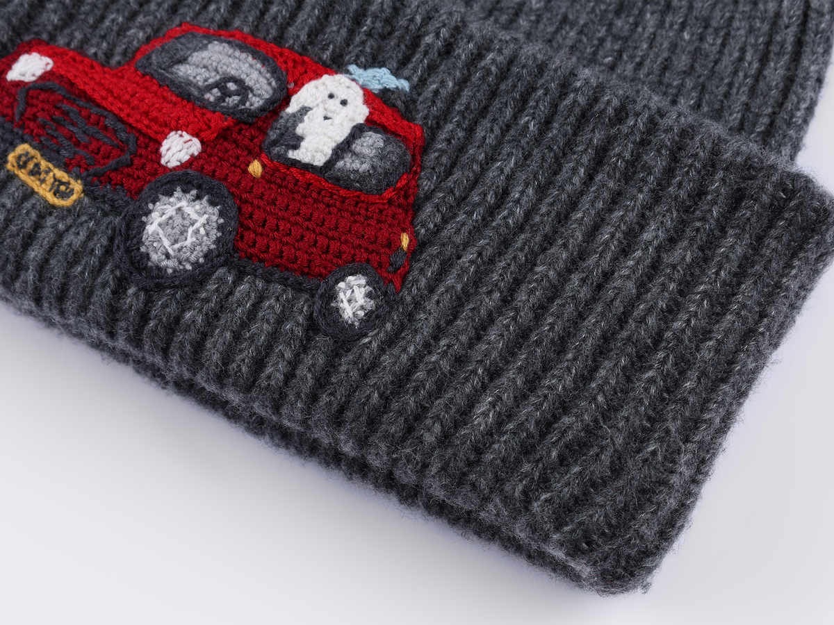 Tencel wool beanie with traveling puppy motif