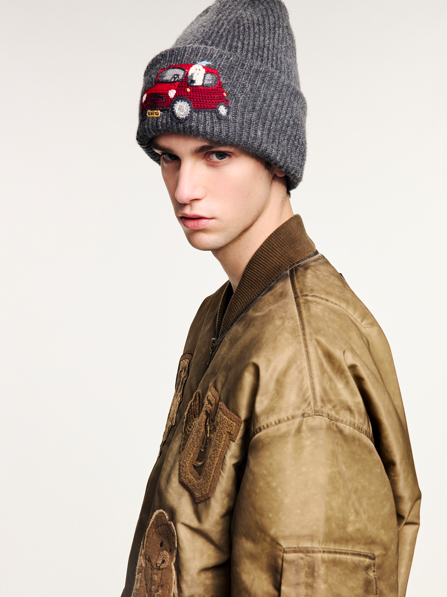 Tencel wool beanie with traveling puppy motif