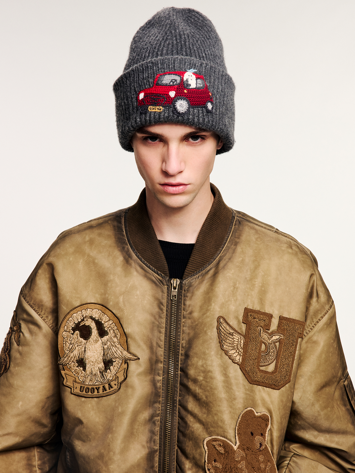 Tencel wool beanie with traveling puppy motif