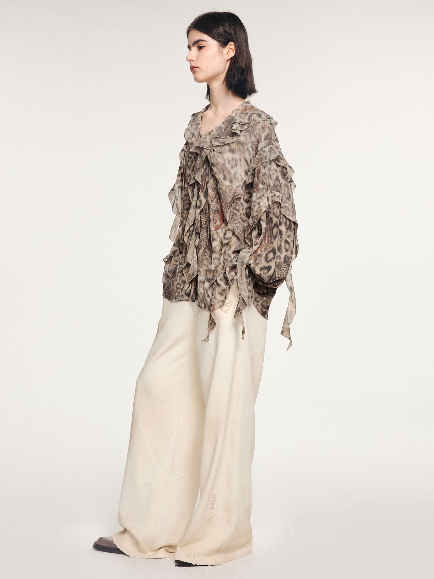 Feather & leopard ruffled collar shirt