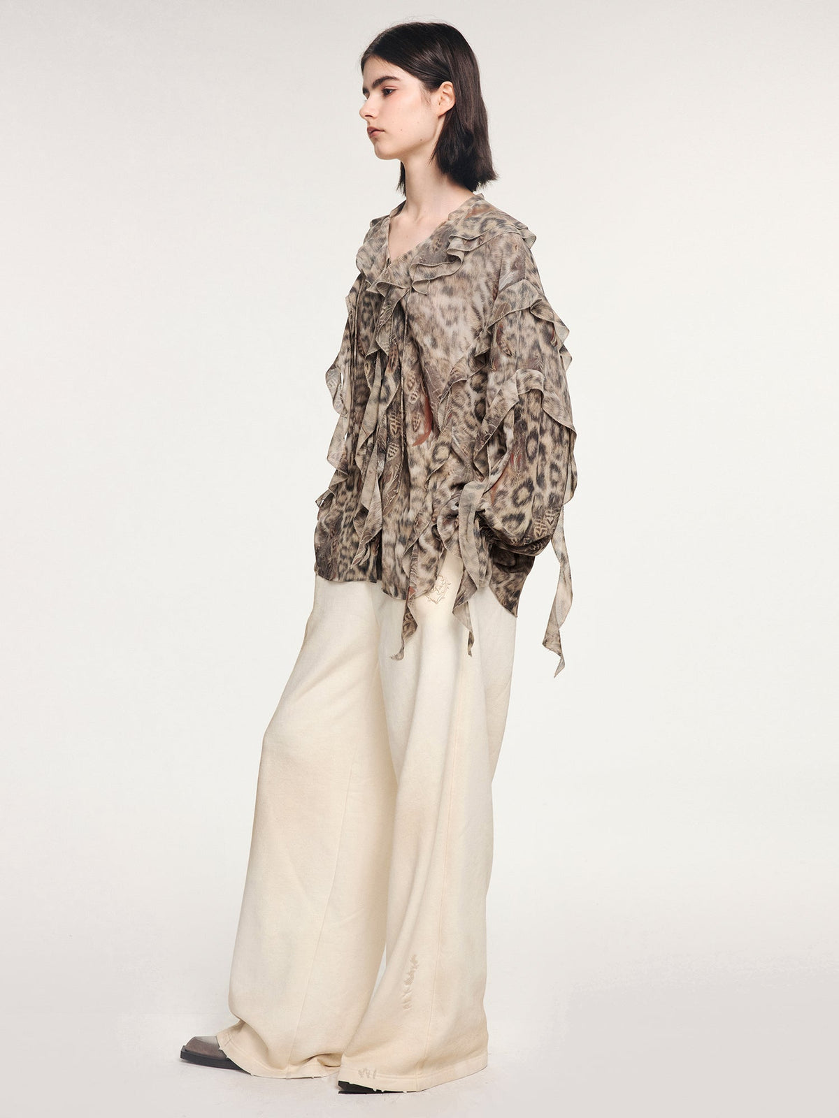 Feather & leopard ruffled collar shirt