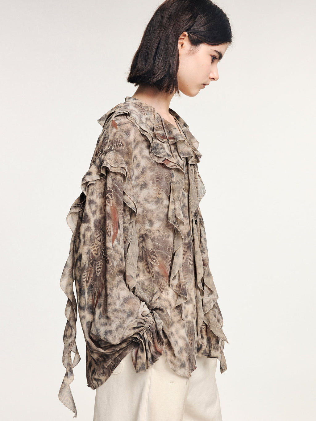 Feather & leopard ruffled collar shirt
