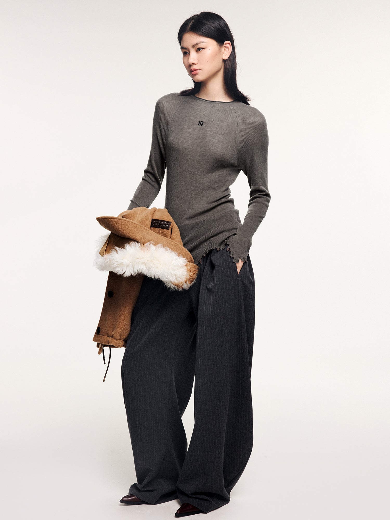 100% wool pullover with asymmetric hemline