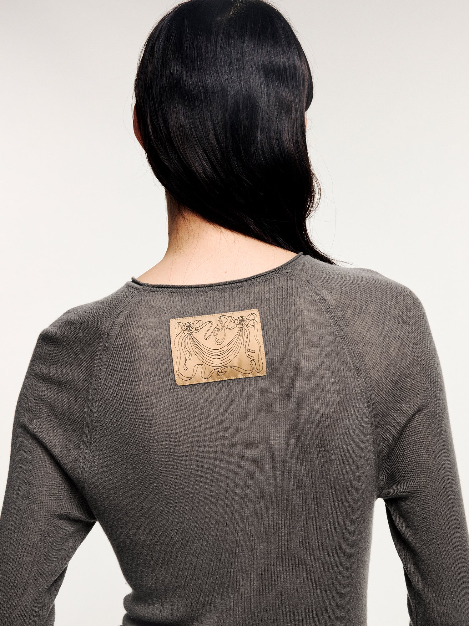 100% wool pullover with asymmetric hemline