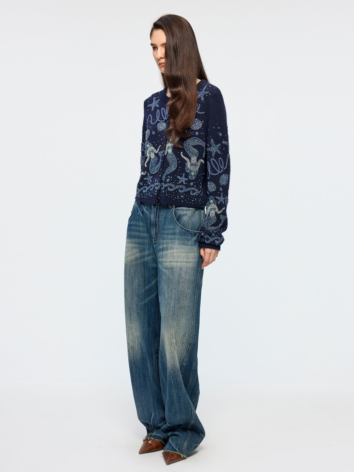 Semi-elastic curved jeans