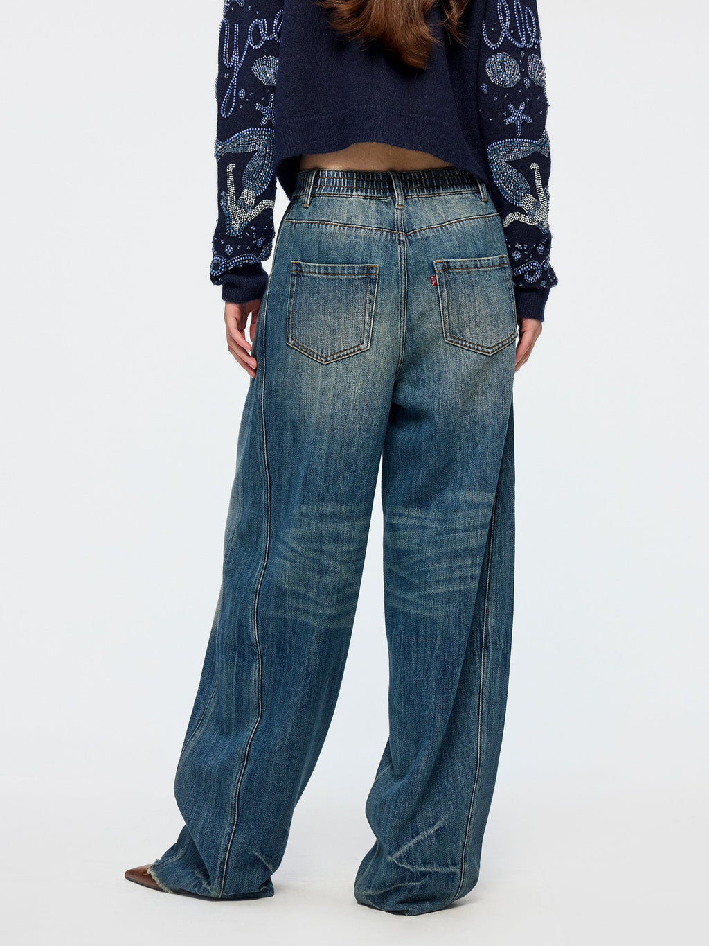Semi-elastic curved jeans