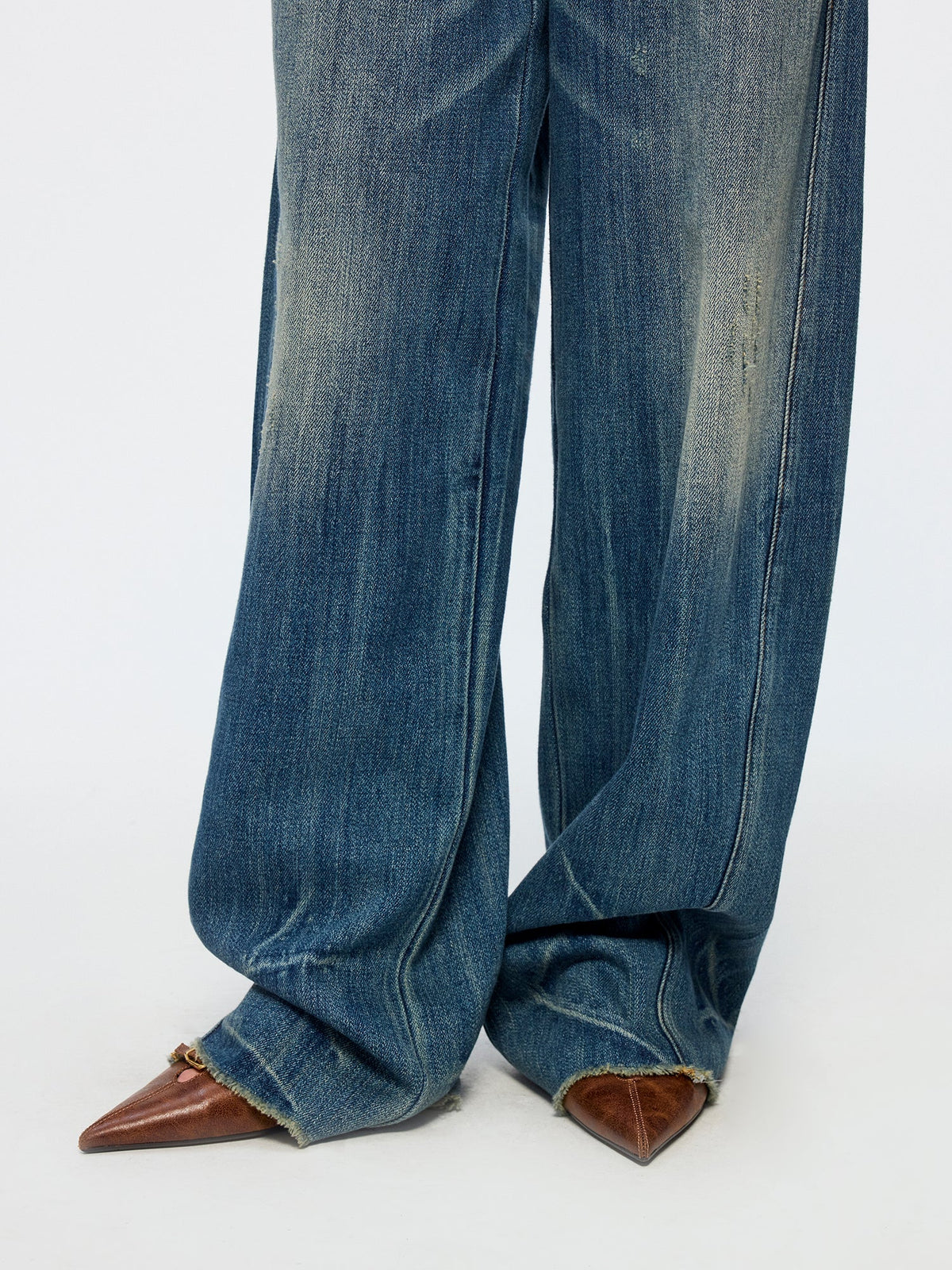 Semi-elastic curved jeans
