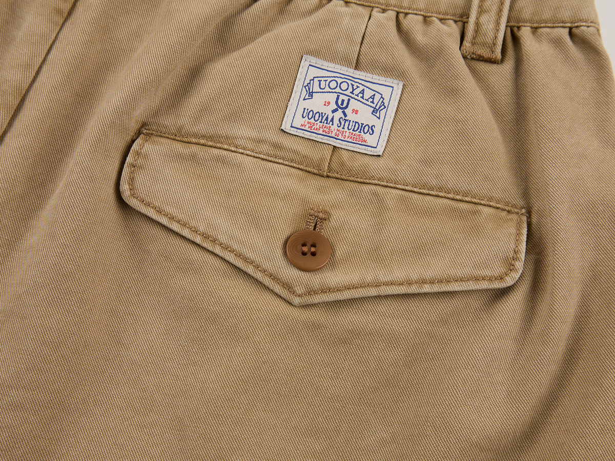 Pleated khaki shorts