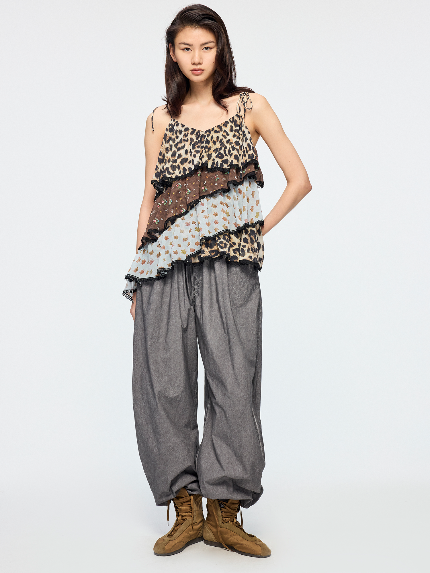 Cold dyed ruched curved jeans