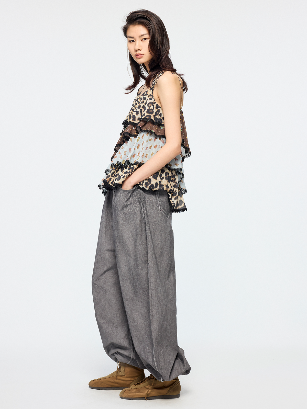 Cold dyed ruched curved jeans