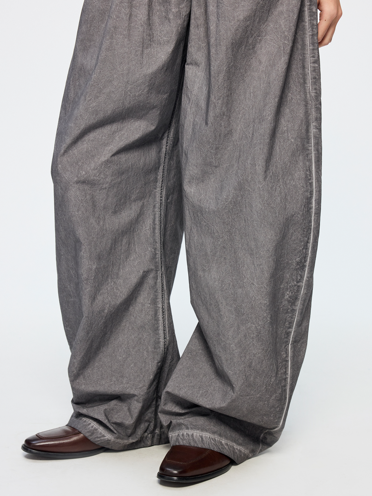 Cold dyed ruched curved jeans
