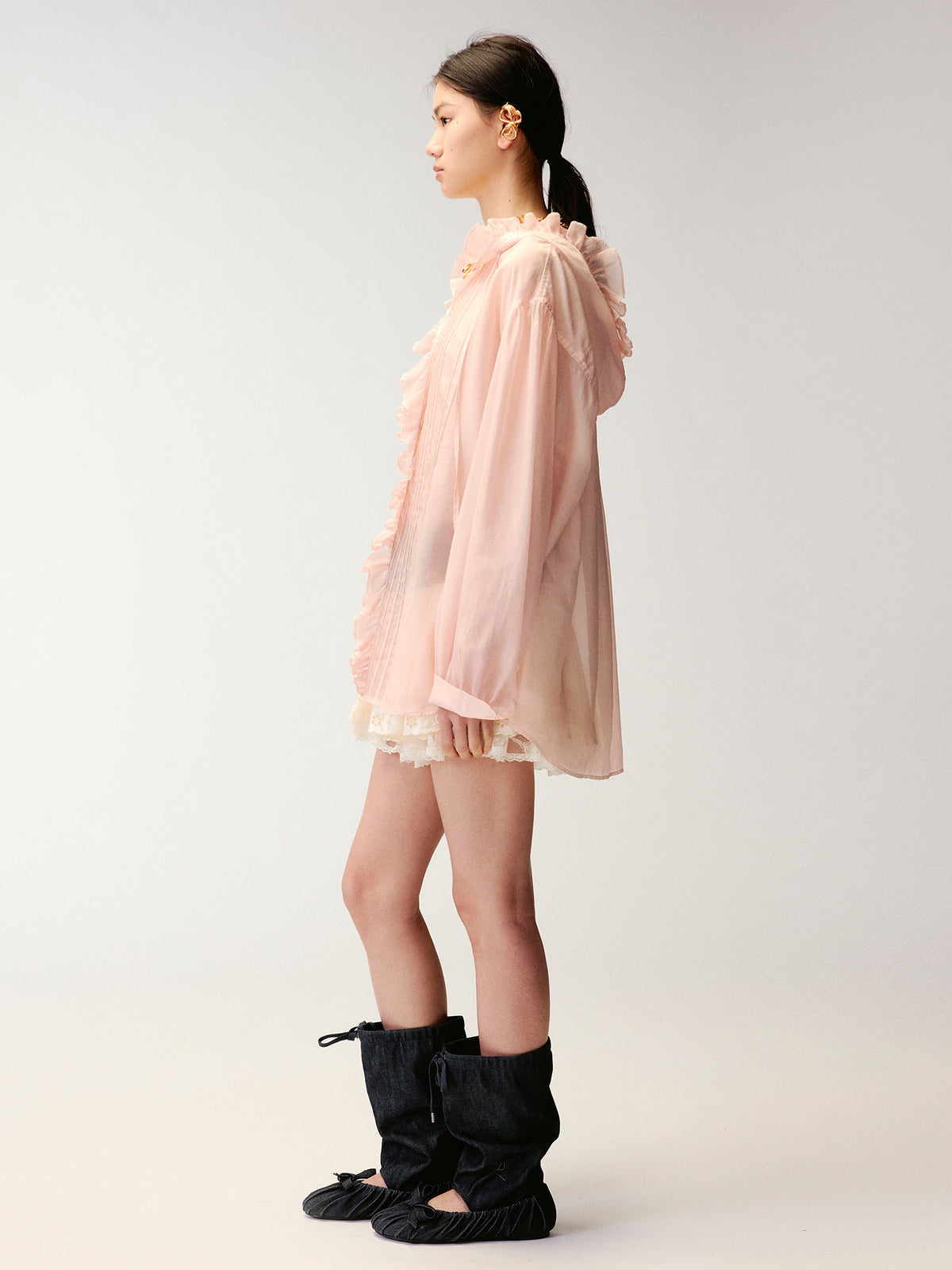 Cold-dyed ruffled hooded shirt