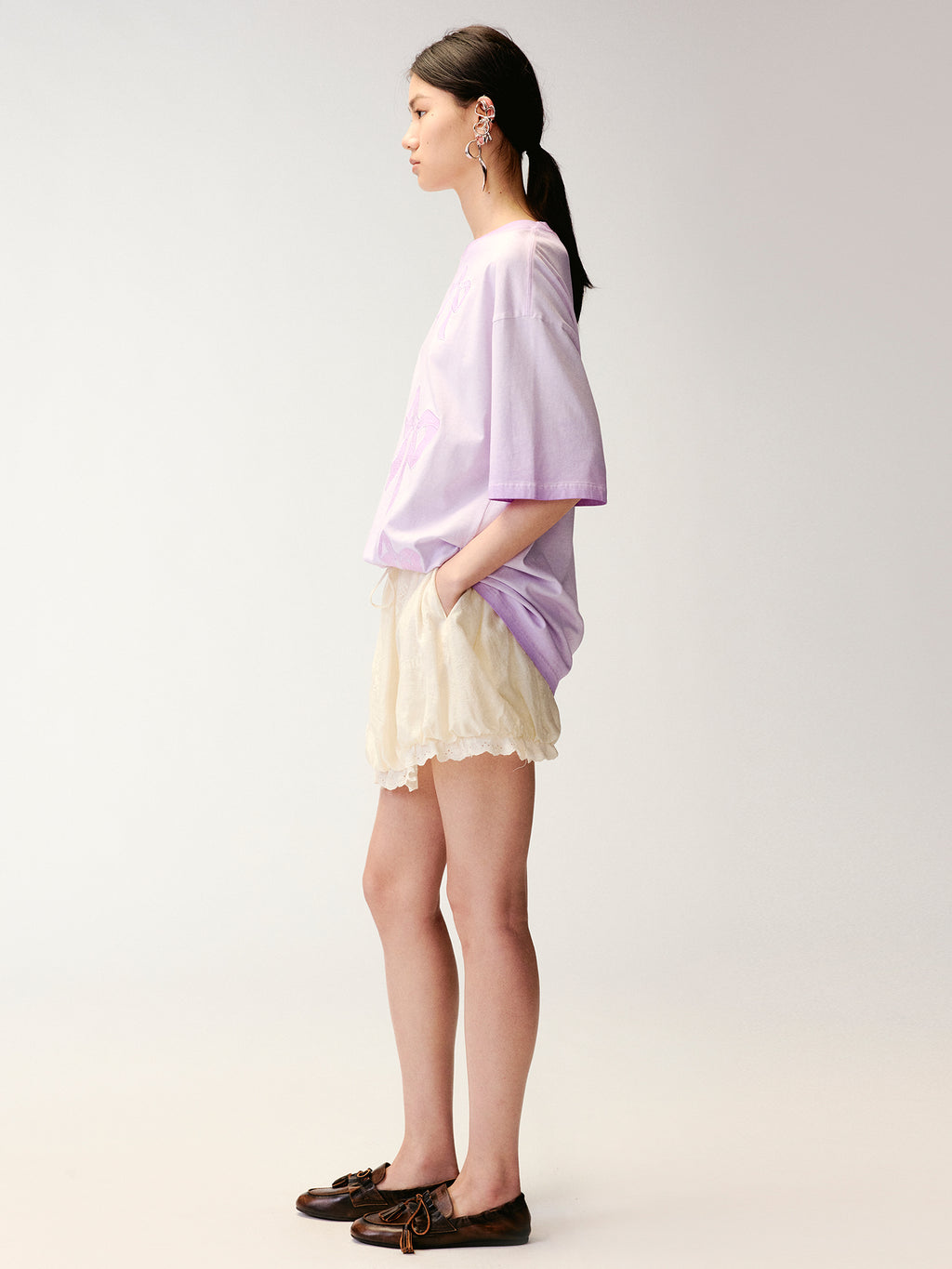 Bow appliqué embroidered T-shirt