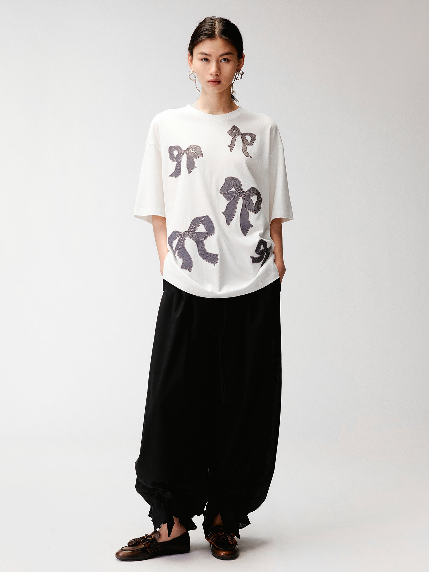 Bow appliqué embroidered T-shirt