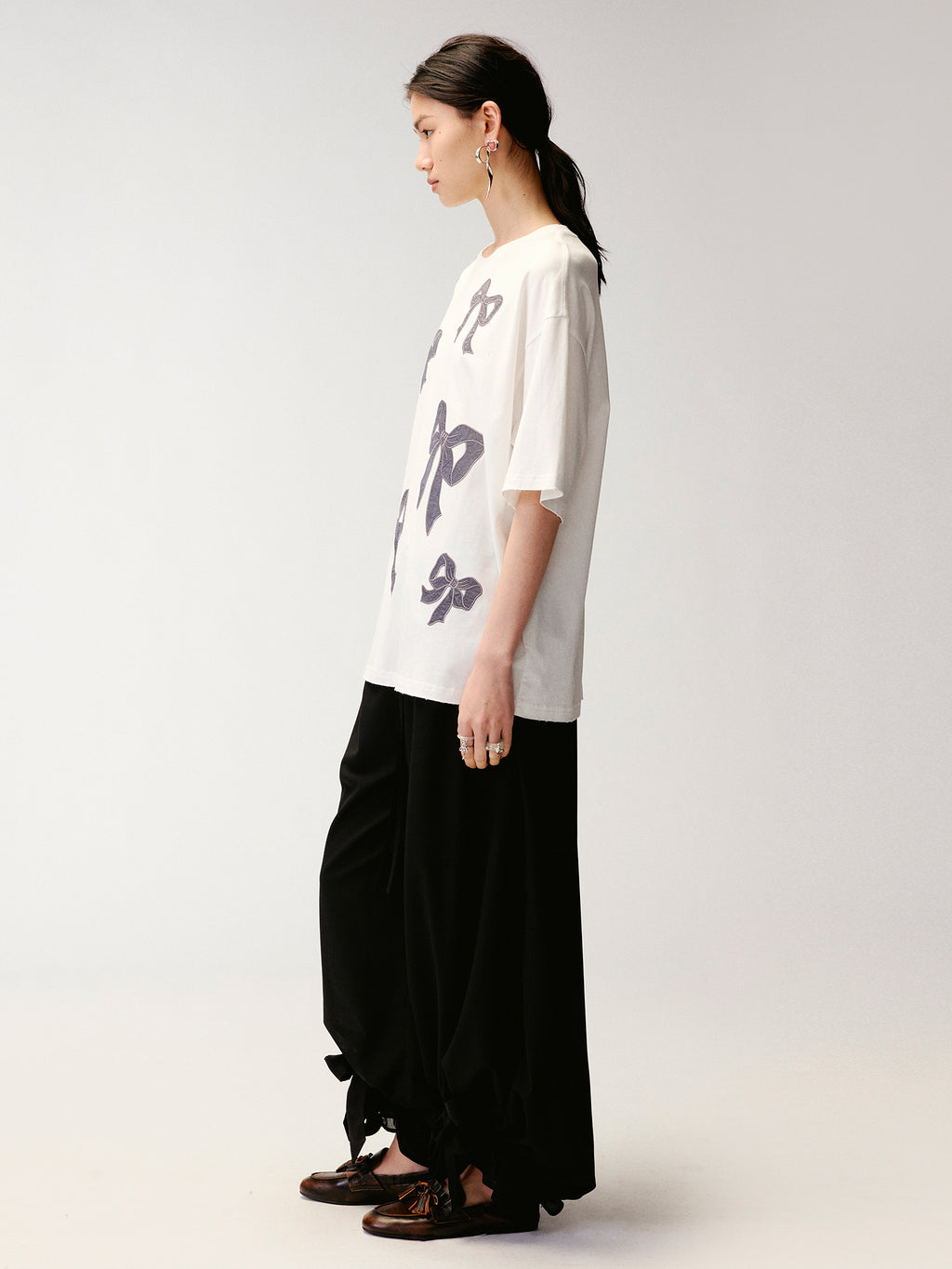 Bow appliqué embroidered T-shirt