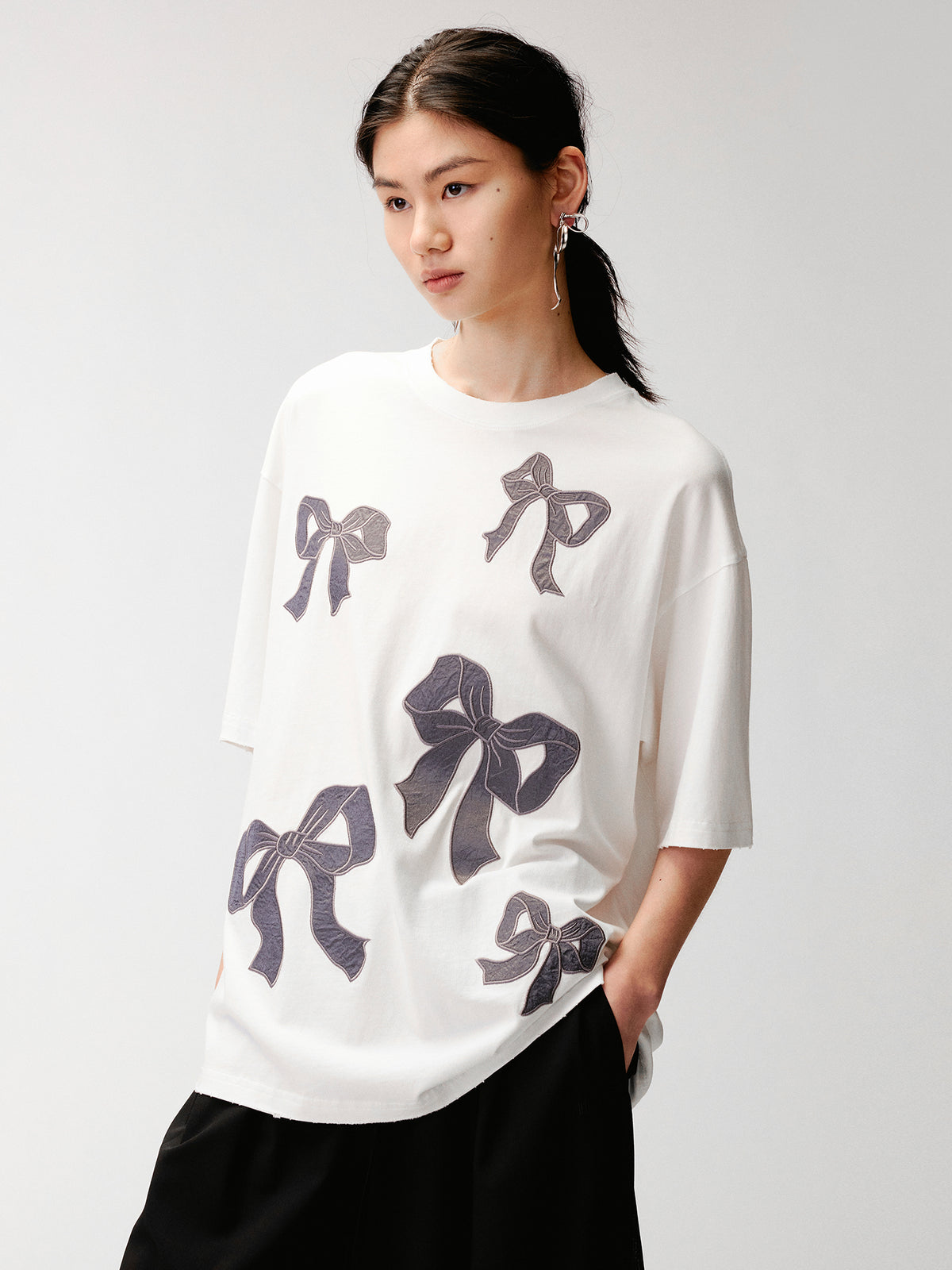 Bow appliqué embroidered T-shirt