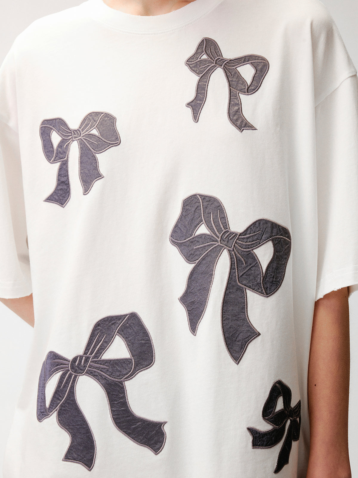 Bow appliqué embroidered T-shirt