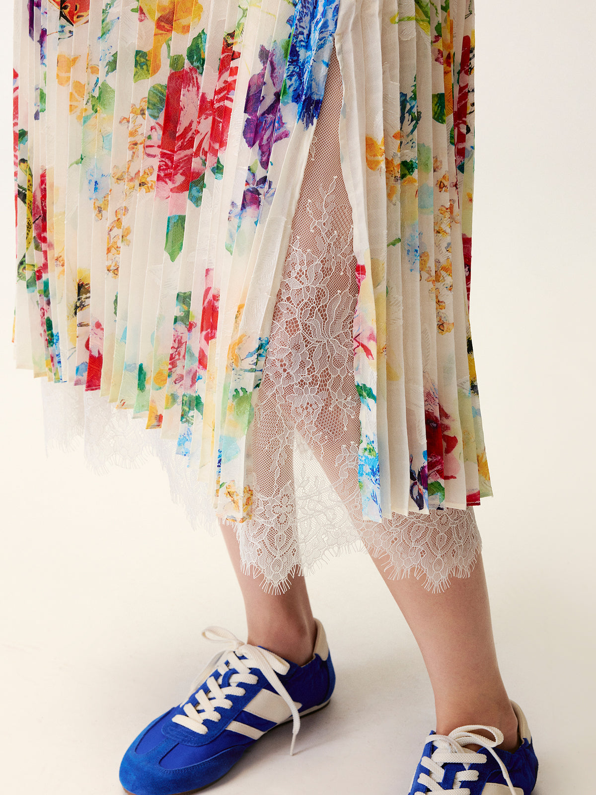 Floral and insect print lace pleated skirt