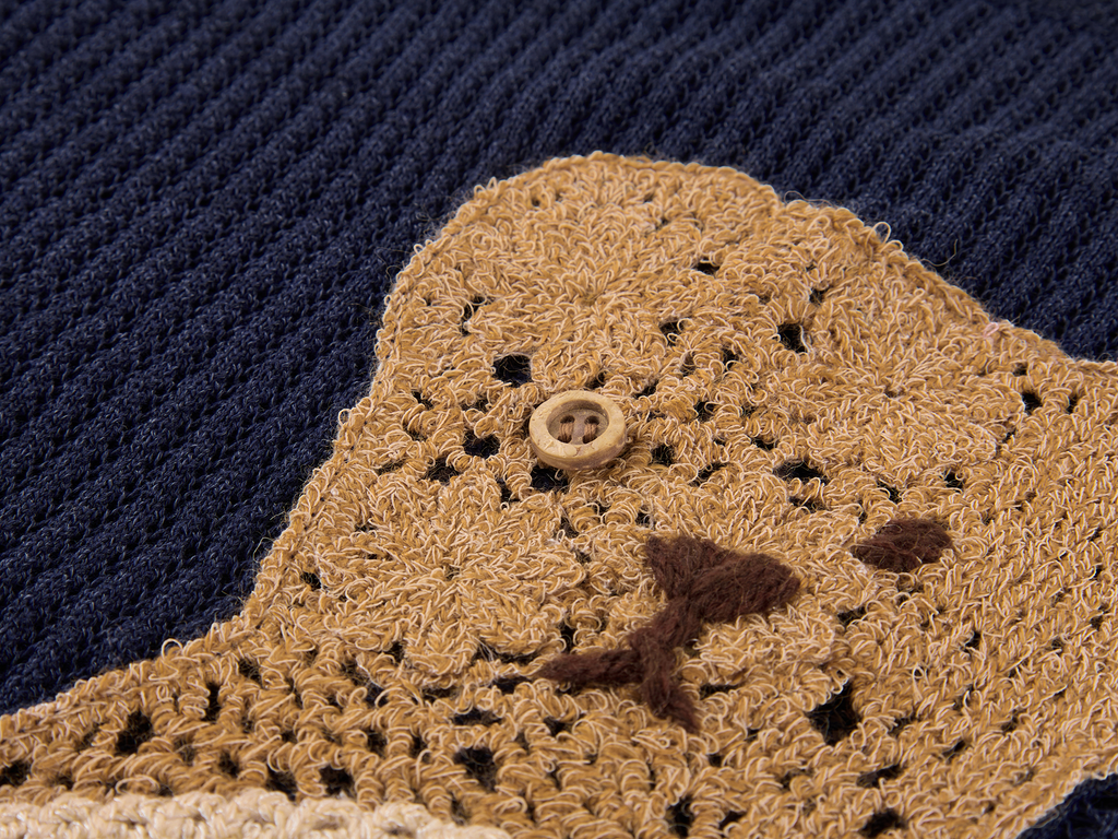 Openwork embroidered bear knit T-shirt