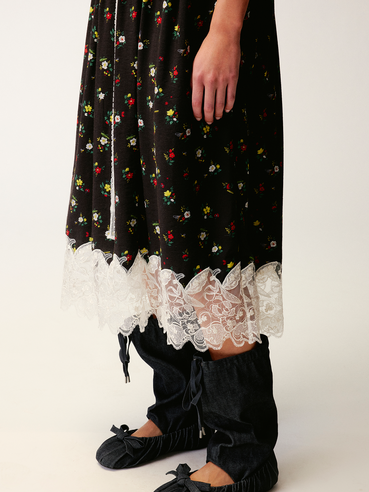Insect and floral motif lace spliced camisole dress