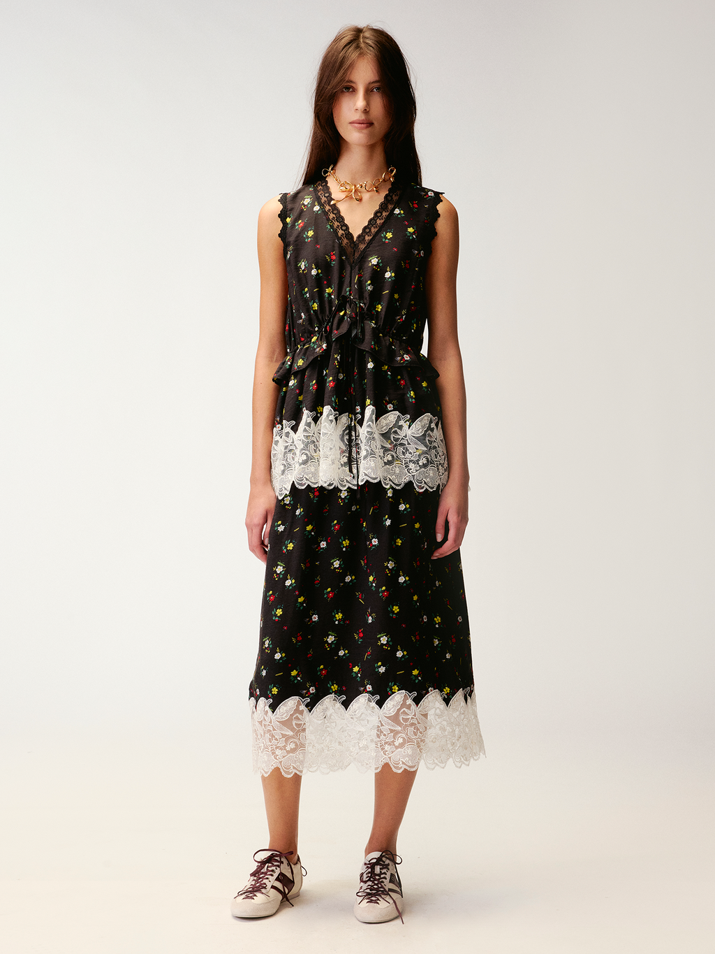 Insect motif lace trims spliced floral skirt