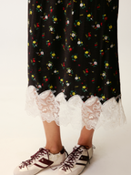Insect motif lace trims spliced floral skirt