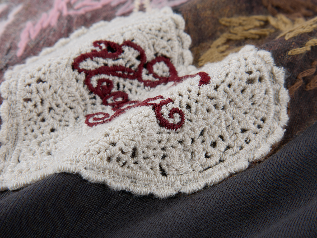 Embroidered teddy bear heart crewneck T-shirt