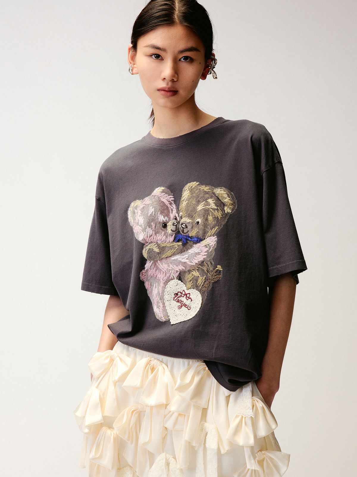 Embroidered teddy bear heart crewneck T-shirt