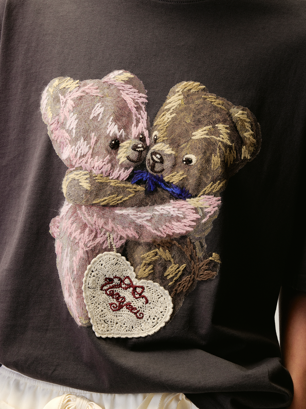 Embroidered teddy bear heart crewneck T-shirt