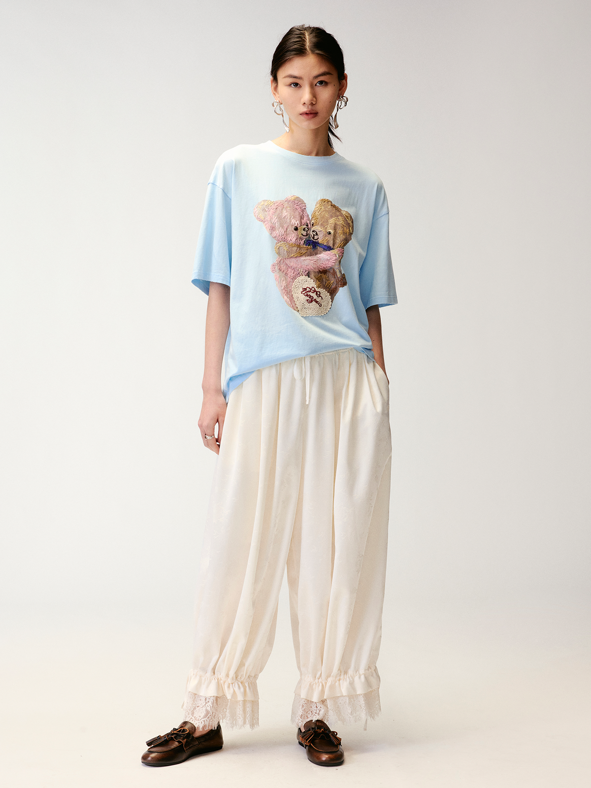Embroidered teddy bear heart crewneck T-shirt