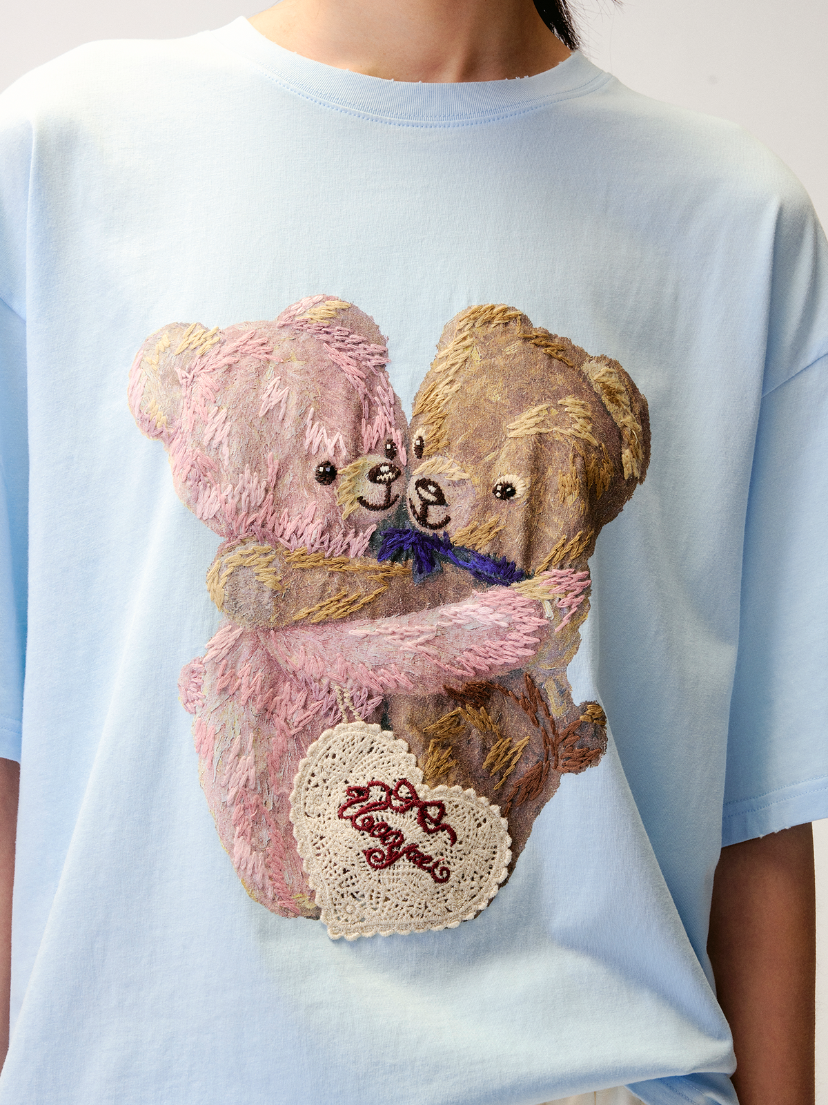 Embroidered teddy bear heart crewneck T-shirt