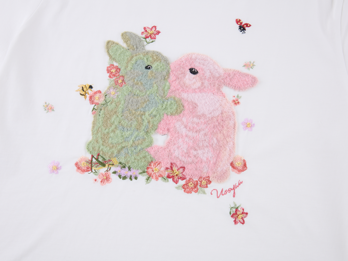 Embroidered hugging rabbit crewneck T-shirt