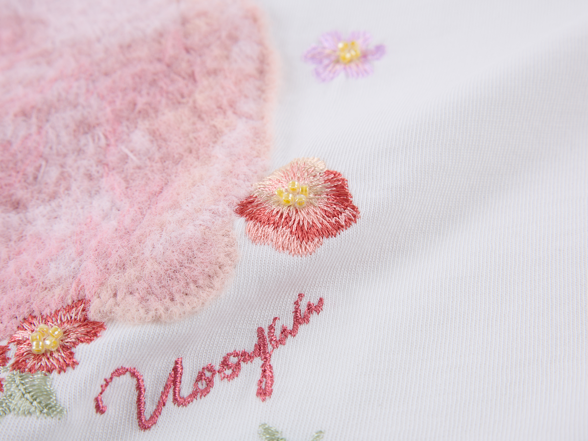 Embroidered hugging rabbit crewneck T-shirt