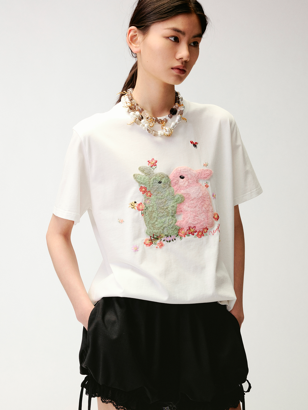 Embroidered hugging rabbit crewneck T-shirt