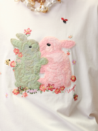 Embroidered hugging rabbit crewneck T-shirt