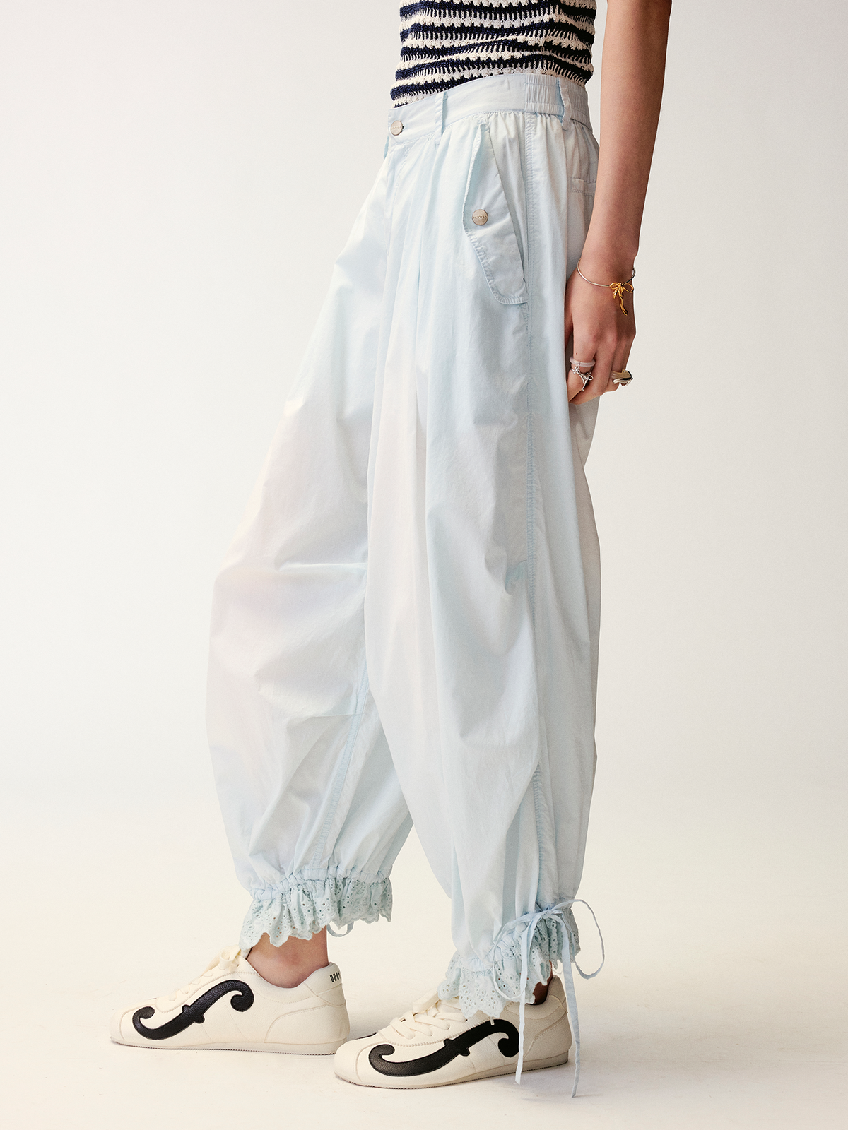 Cutout embroidered seven-point cargo pants
