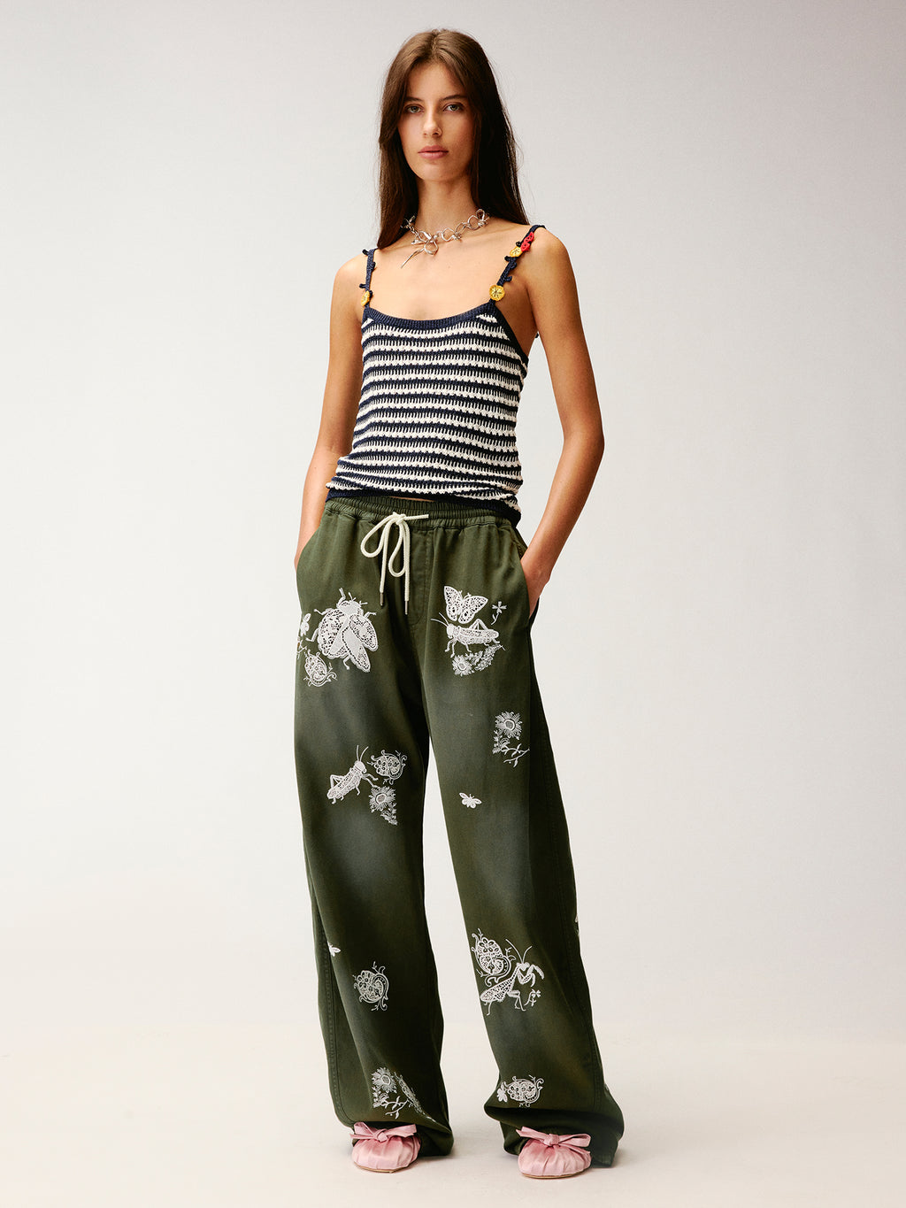 Lace insect and floral motif curved denim pants
