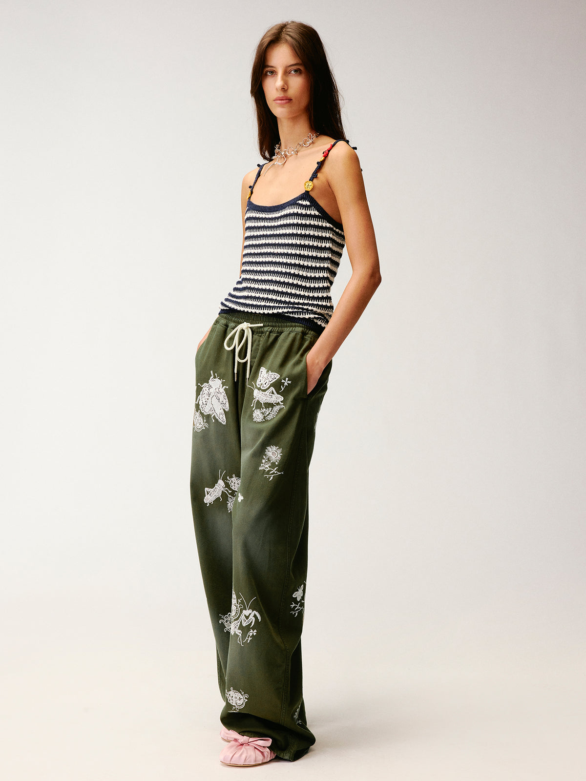 Lace insect and floral motif curved denim pants