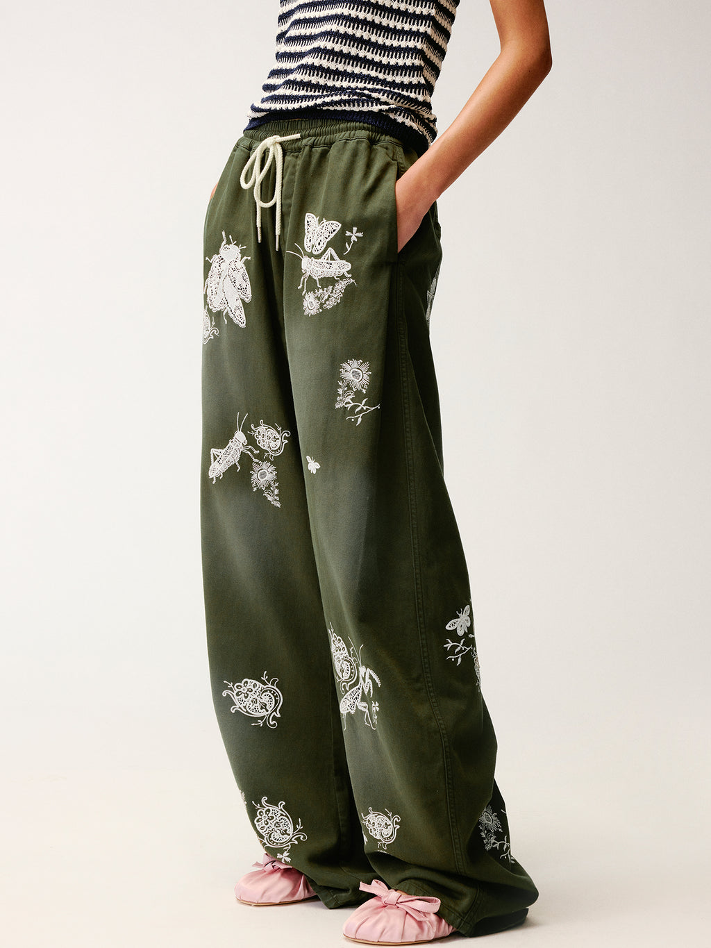 Lace insect and floral motif curved denim pants