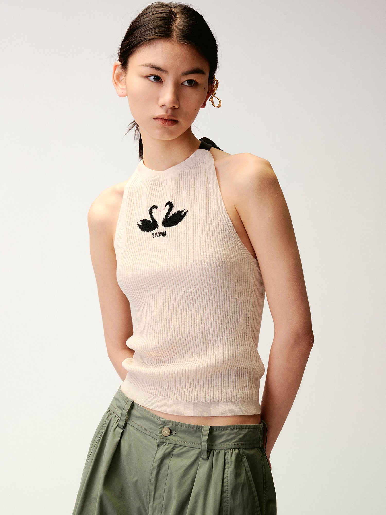 Lace insect and floral motif curved denim pants